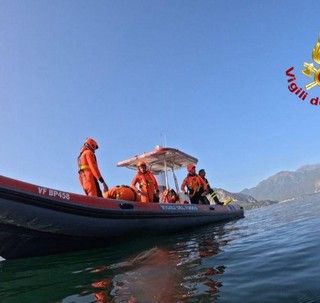 Lago Maggiore: sessantenne ritrovato in acqua in ipotermia aggrappato a un tronco