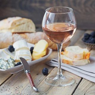 Festa del papà: tra bottiglie di vino e formaggi vince il dono gastronomico “made in Varese”