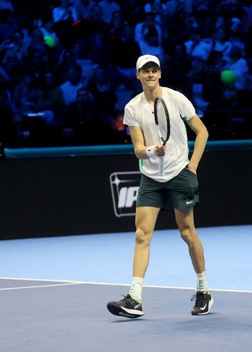 Sinner fa l'impresa: batte per la prima volta Djokovic e 'vede' le semifinali delle Atp Finals