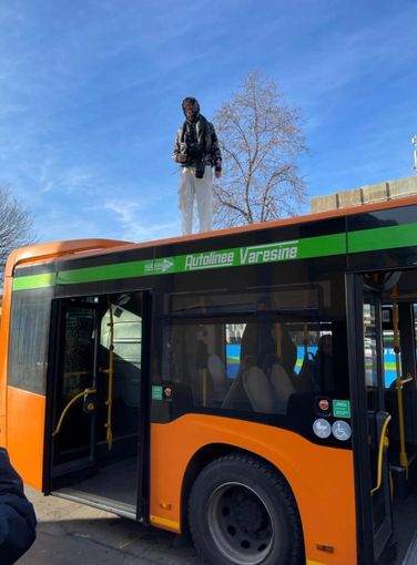 FOTO. Si stende sotto un autobus e poi sale a piedi nudi sul tetto: in zona stazioni a Varese intervengono i carabinieri FOTO. Si stende sotto un autobus e poi sale a piedi nudi sul tetto: in zona stazioni a Varese intervengono i carabinieri