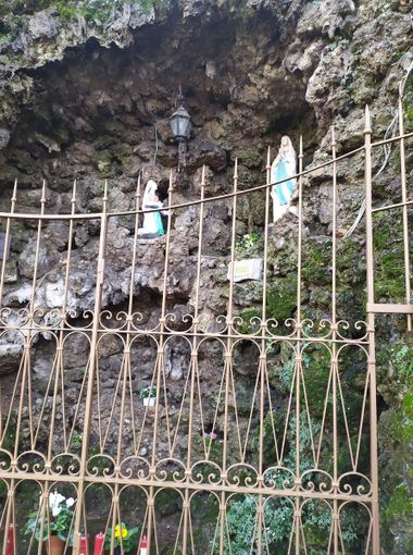 Ripulita l'area della grotta della Madonna di Lourdes