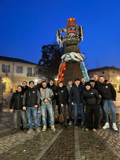 Il gruppo di volontari della Pro Giovani che ha realizzato e collaborato alla Gioeubia di Gorla Maggiore