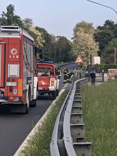 Brebbia, auto fuori strada sulla Vergiate-Besozzo: ferito un uomo di 42 anni