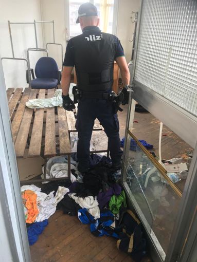 La Polizia locale sgombera un appartamento occupato abusivamente