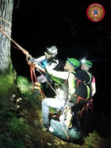 Due giovani arrampicatori bloccati sul Mottarone: intervento del Soccorso Alpino e elicottero in volo da Torino