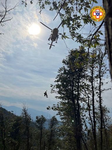 Soccorso alpino in azione a Dumenza: ventenne si ferisce mentre lavora nel bosco