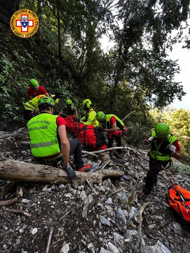 Escursionista cade nei boschi di Castelveccana: per recuperarlo in azione Soccorso alpino ed elicottero