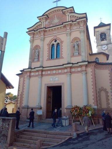 FOTO - Cuasso si ferma per piangere il dramma di Pinuccia e Pierluigi