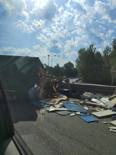 Camion perde il rimorchio: carreggiata invasa dal materiale alla rotonda di Buguggiate Camion perde il rimorchio: carreggiata invasa dal materiale alla rotonda di Buguggiate