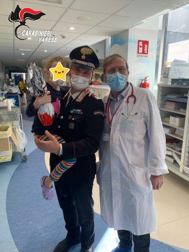I carabinieri consegnano le uova di Pasqua ai piccoli pazienti del Del Ponte