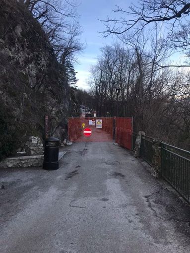 Accesso al Borgo del Sacro Monte chiuso, l'appello dei residenti: «Ricavare un passaggio pedonale»