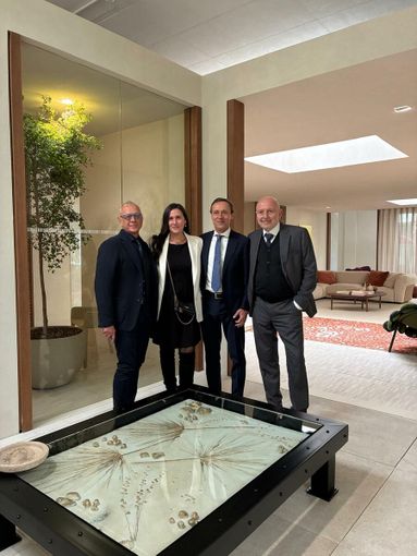 Da sinistra, Francesco Nova, Chiara Osnago Gadda, Massimo Senini e Mariano Giovanni Carozzi, davanti al tavolo/scultura realizzato dall’artista Didone, con il piano in materiale NOAI di Senini.