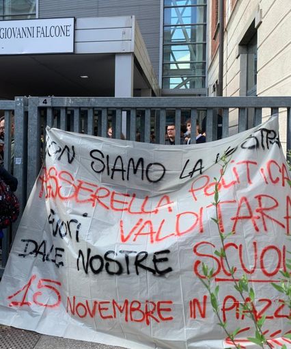 A Gallarate presidio contro il Ministro Valditara A Gallarate presidio contro il Ministro Valditara