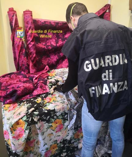 Borse e abiti firmati, ma contraffatti. La Finanza di Busto stronca filiera del falso