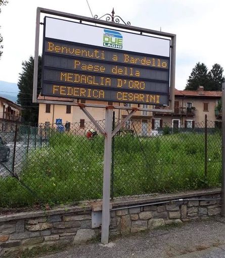 Il tenerissimo abbraccio dei nipotini a Federica Cesarini, oro olimpico accolta dal tripudio di famiglia, amici e tifosi all'aeroporto di Linate (foto Alessandro Galbiati)