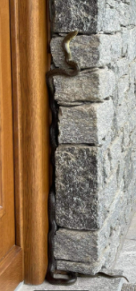 FOTO. Verbano Cusio Ossola, biscia record di quasi 2 metri all'ingresso di casa FOTO. Verbano Cusio Ossola, biscia record di quasi 2 metri all'ingresso di casa