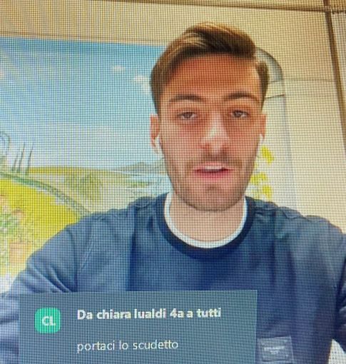 Il professor Matteo Gabbia sale in cattedra al liceo “Pantani” di Busto: «Cercate sempre la felicità in quello che fate»