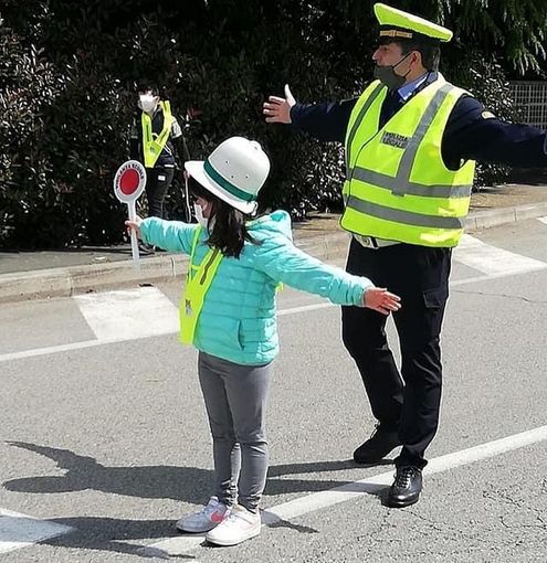 Il comandante Alfonso Castellone durante una lezione di educazione stradale