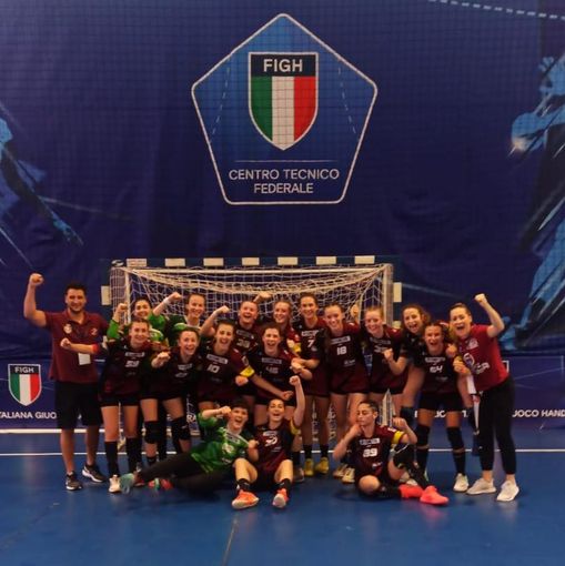 La formazione femminile under 20 di cassano, pallamano, si gioca la semifinale nazionale. Stessa sfida per i ragazzi. Il 12 giugno giorno cruciale