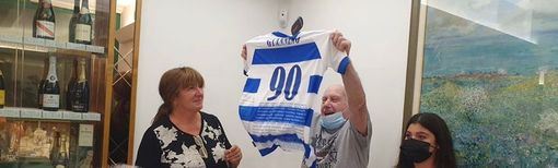 La gioia di Giannino Gallazzi nel ricevere la maglia da Patrizia Testa