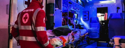 Tragedia prima dell'alba sull'A4: incidente tra mezzi pesanti, morto un 49enne