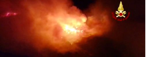 Lotta contro il fuoco anche in Toscana, evacuate 500 persone Lotta contro il fuoco anche in Toscana, evacuate 500 persone