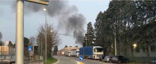 VIDEO. Rogo a Gorla Minore, chiusa la strada al traffico
