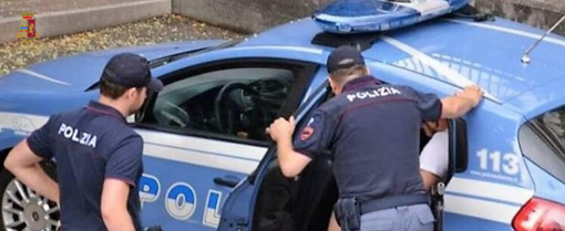 Pusher trovato con la cocaina: prima accusa di razzismo i poliziotti, poi forza la Volante e fugge. Arrestato