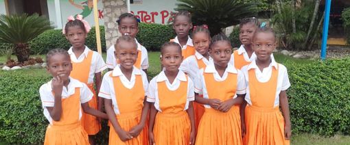 Prove di (piccola)  normalità ad Haiti. Suor Marcella: «Aiutateci con scarpe e calzini per i nostri bimbi che tornano a scuola»