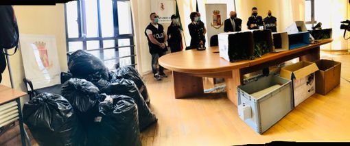 Parte della droga sequestrate e contenuta in sacchi della spazzatura. Le immagini della conferenza stampa in Questura