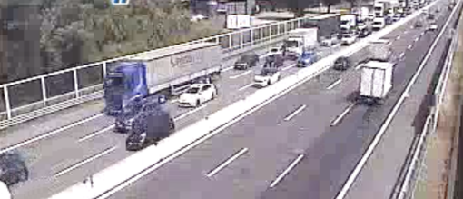 Veicolo in fiamme sull'Autolaghi, code in entrambe le direzioni Veicolo in fiamme sull'Autolaghi, code in entrambe le direzioni