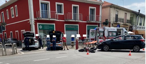 Scontro tra auto e moto in via Lonate a Busto: soccorsi due ragazzi