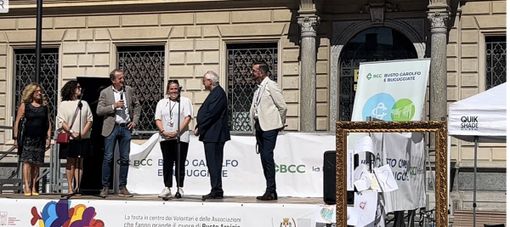 VIDEO. Una marea di volontari colora il centro di Busto: «Grazie, perché non vi girate dall'altra parte»