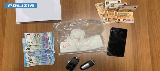 Fuggono al controllo e si scontrano con un'auto civetta: trovato quasi mezzo chilo di cocaina