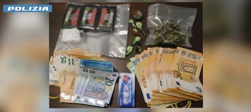 Sull’Autostrada dei Laghi con una busta termosaldata piena di droga in macchina: in manette un 24enne e denunciato un minorenne Sull’Autostrada dei Laghi con una busta termosaldata piena di droga in macchina: in manette un 24enne e denunciato un minorenne