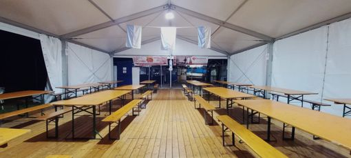 La nuova tensostruttura messa a punto per "Calcio in festa": da stasera, sarà un tripudio di buon cibo e divertimento