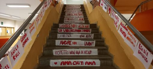 Al Verri poesie, striscioni, panchina rossa per dire che “l’amore non ti uccide” Al Verri poesie, striscioni, panchina rossa per dire che “l’amore non ti uccide”