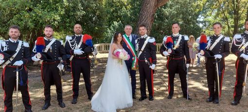 Emozioni e alte uniformi: un matrimonio da favola