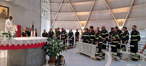 L'omaggio ai vigili del fuoco morti durante l'incendio in Basilicata