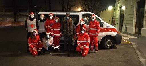 La Vigilia tra i clochard alla stazione di Busto: cibo, doni e sorrisi