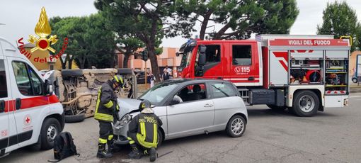 FOTO. Auto si ribalta dopo lo scontro all'incrocio: un ferito a Cassano Magnago FOTO. Auto si ribalta dopo lo scontro all'incrocio: un ferito a Cassano Magnago