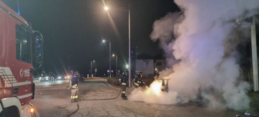 FOTO. Paura nella notte a Sesto Calende, auto prende fuoco: illese le due persone a bordo