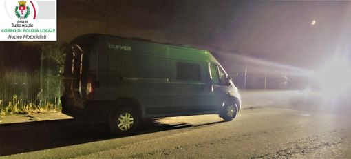 La foto del veicolo abbandonato in via Novara a Busto La foto del veicolo abbandonato in via Novara a Busto