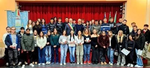 Battesimo Civico a Olgiate Olona: i neo-diciottenni iniziano il loro cammino da cittadini attivi Battesimo Civico a Olgiate Olona: i neo-diciottenni iniziano il loro cammino da cittadini attivi