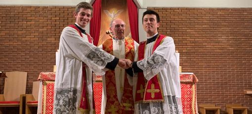 Olgiate saluta don Giovanni, «la sua presenza ha dato una scossa al Gerbone». Benvenuto a don Edoardo Olgiate saluta don Giovanni, «la sua presenza ha dato una scossa al Gerbone». Benvenuto a don Edoardo