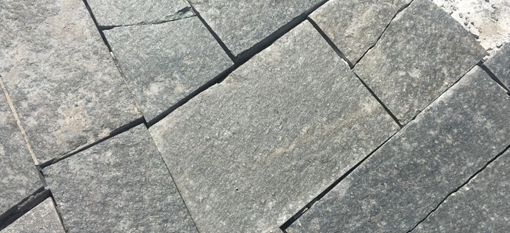 Le lastre ammalorate e la bella piazza