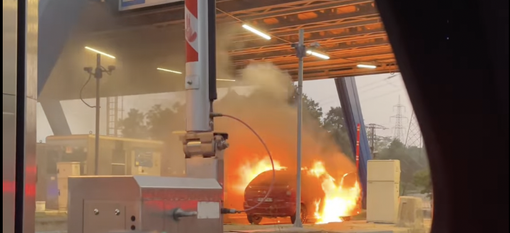 Incendio al casello di Sesto Calende: un'auto completamente in preda alle fiamme