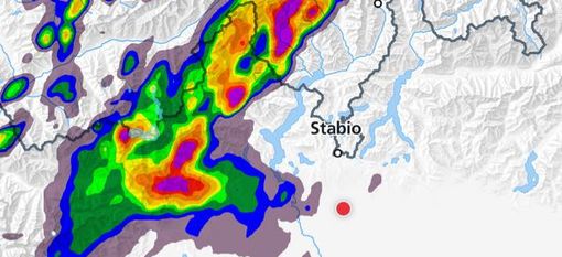 Il radar di Meteo Svizzera con il fronte temporalesco con grandine in spostamento da sudovest prima delle 15 di oggi
