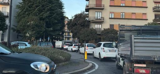 Tutti a scuola in auto alle Bossi. Tra code, pericoli e nervosismo Tutti a scuola in auto alle Bossi. Tra code, pericoli e nervosismo