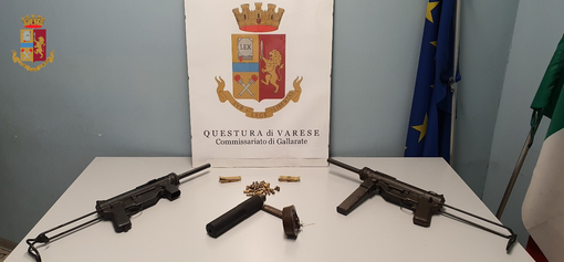 Armi da guerra e munizioni trovate in un appartamento di Gallarate